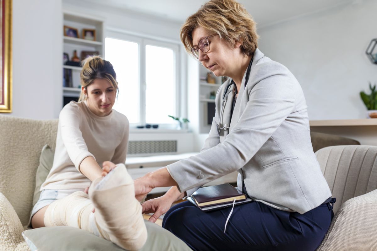  frau mit gebrochenem bein bei ärztin 