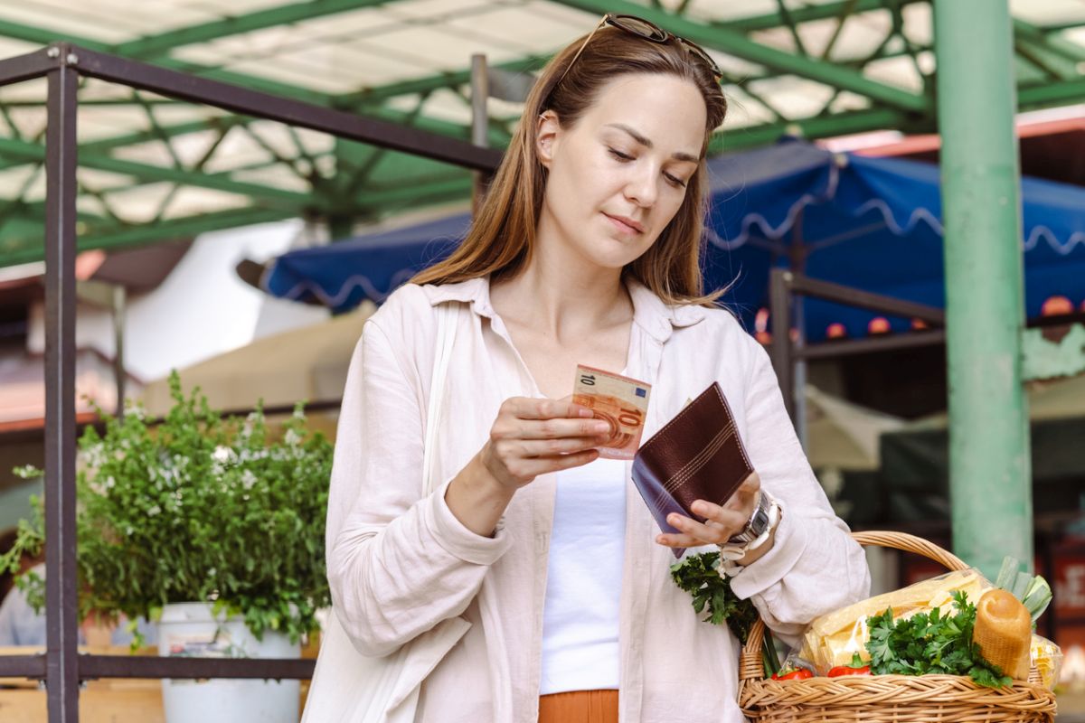  junge frau beim lebensmitteleinkauf 