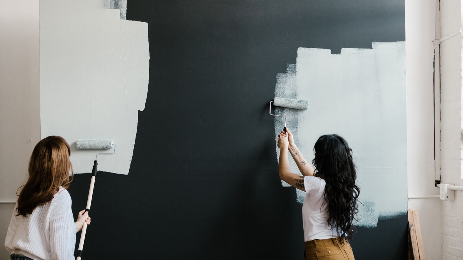  Zwei Frauen beim Streichen 