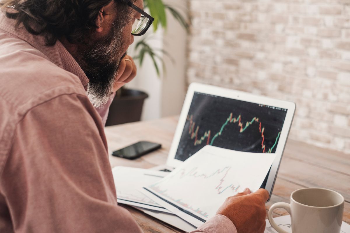  mann prüft aktienkurse 