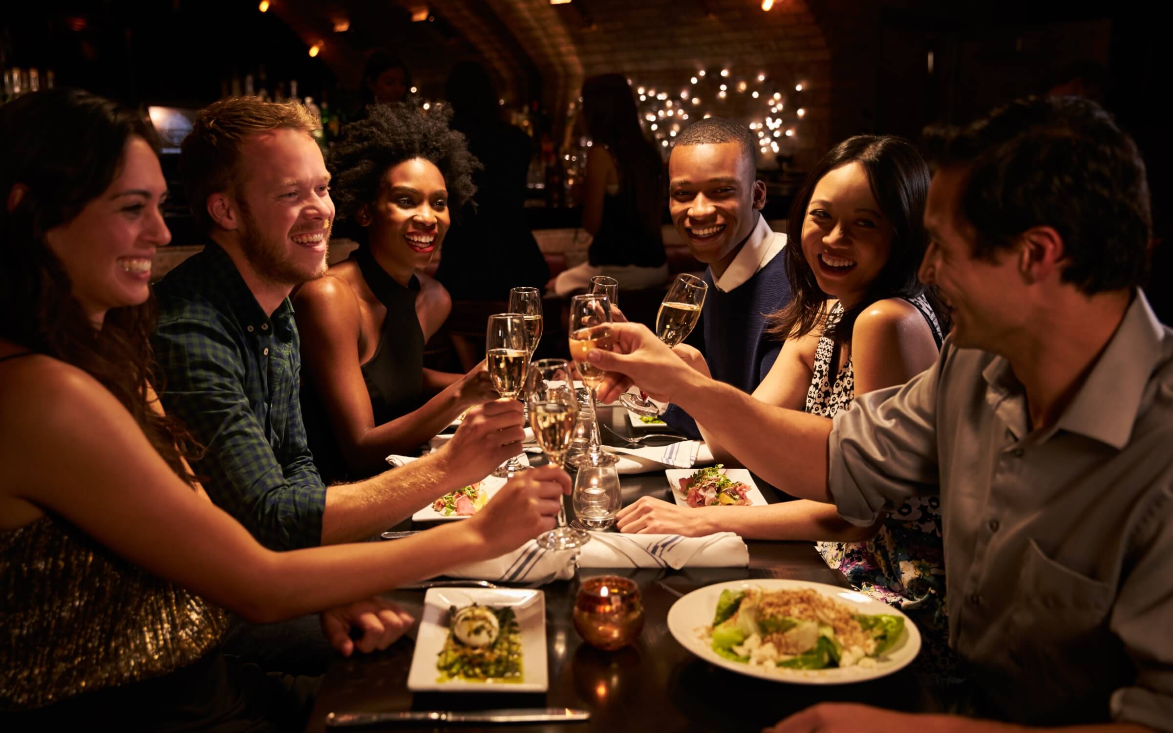  Gruppe beim Essen im Restaurant 