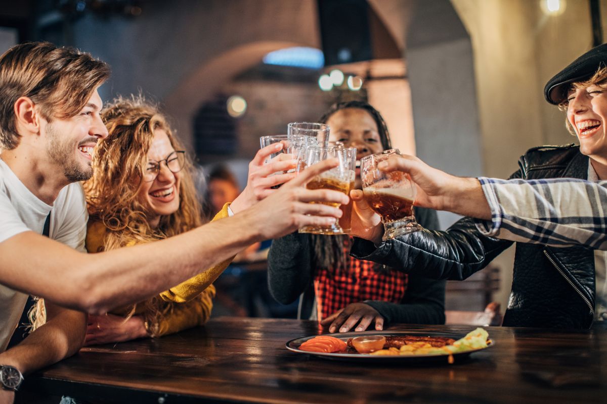  In einer Kneipe neue Leute kennenlernen. 