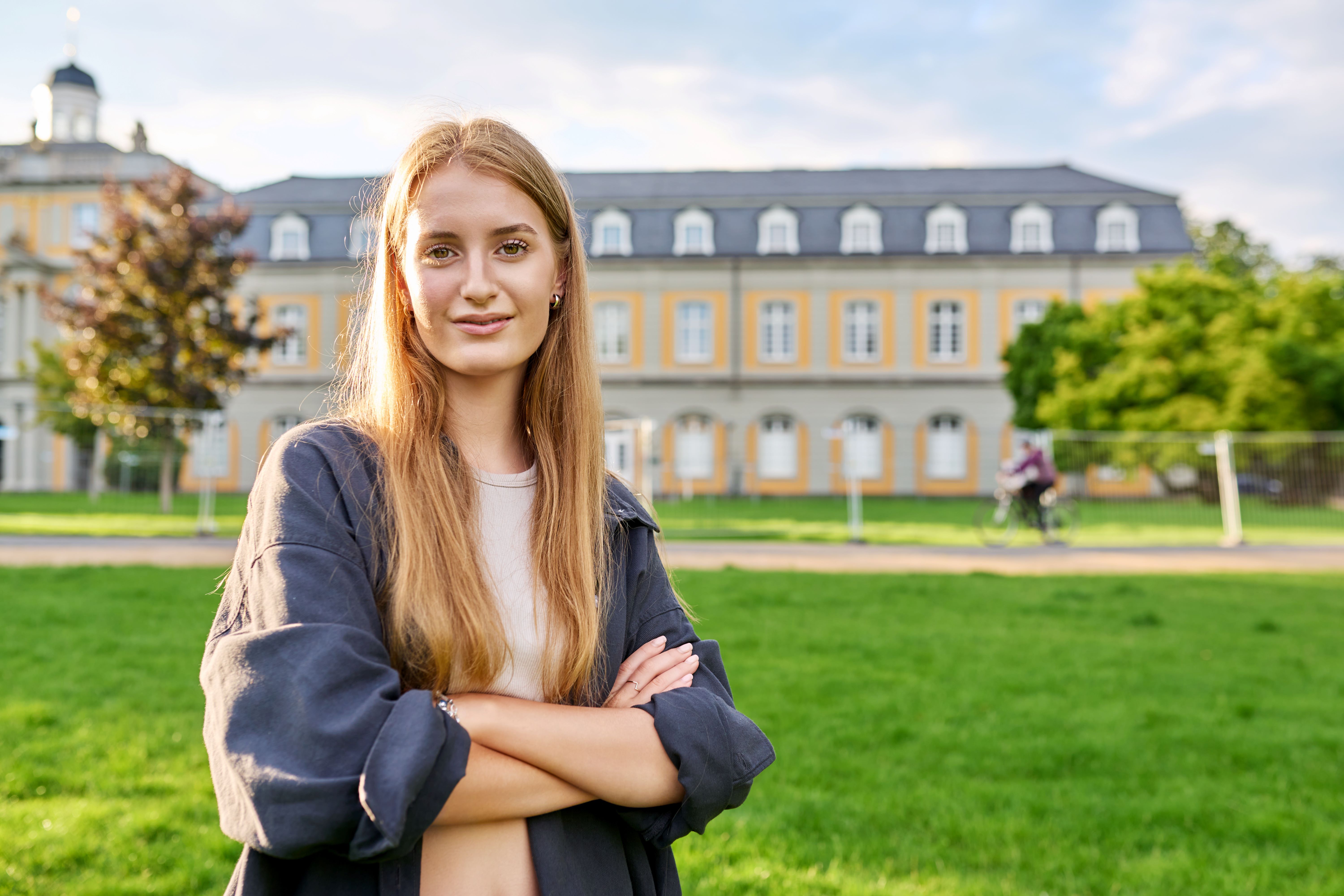  Studentin vor der Uni Bonn 