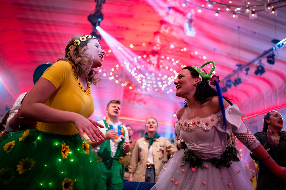  frauen feiern karneval 