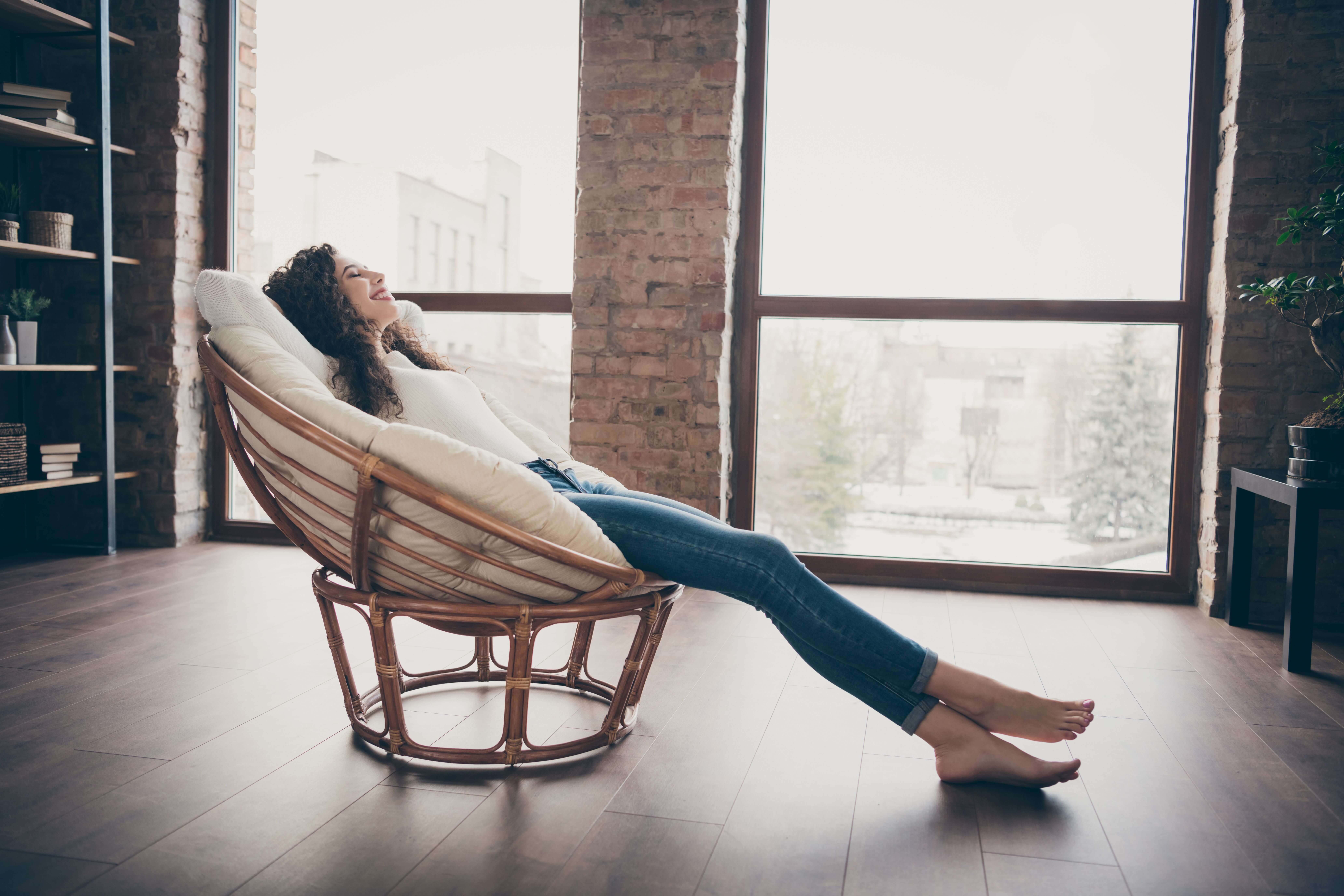  Frau entspannt in ihrem Zuhause 