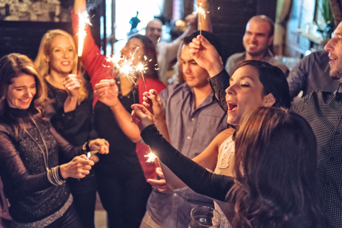  freunde feiern silvester mit wunderkerzen 