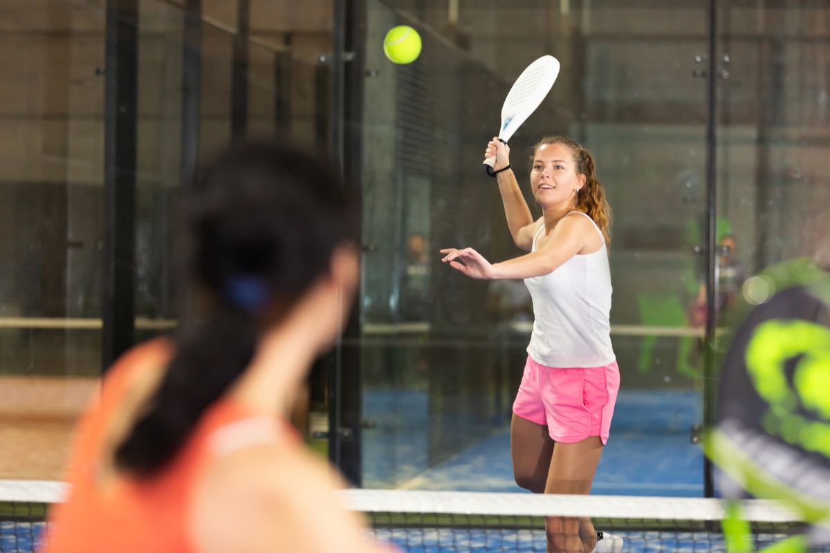  junge frauen spielen padel tennis 