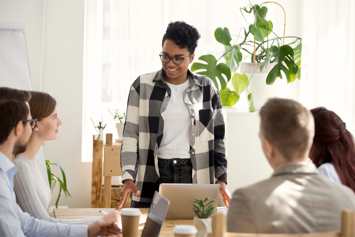  frau leitet teambesprechung 