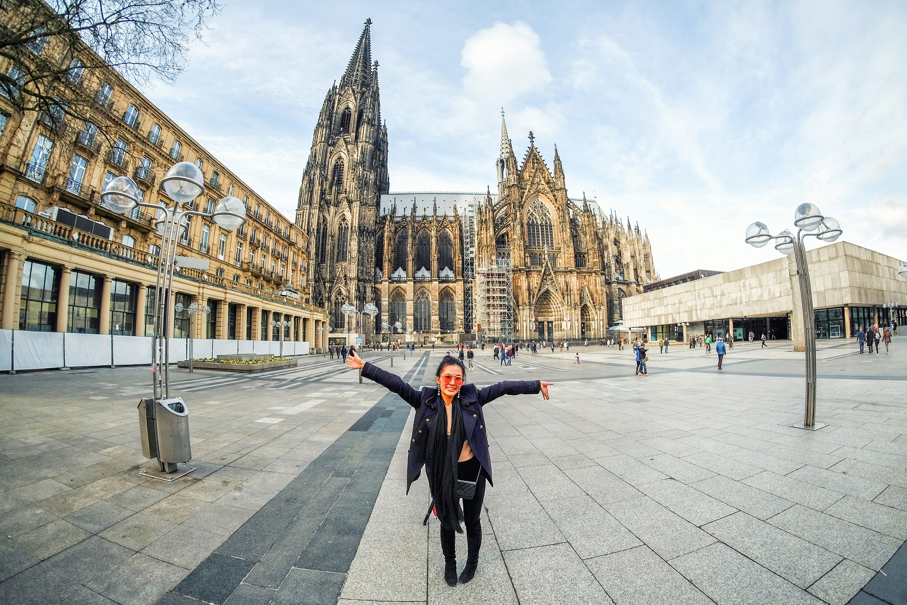  Junge Frau vor Kölner Dom 