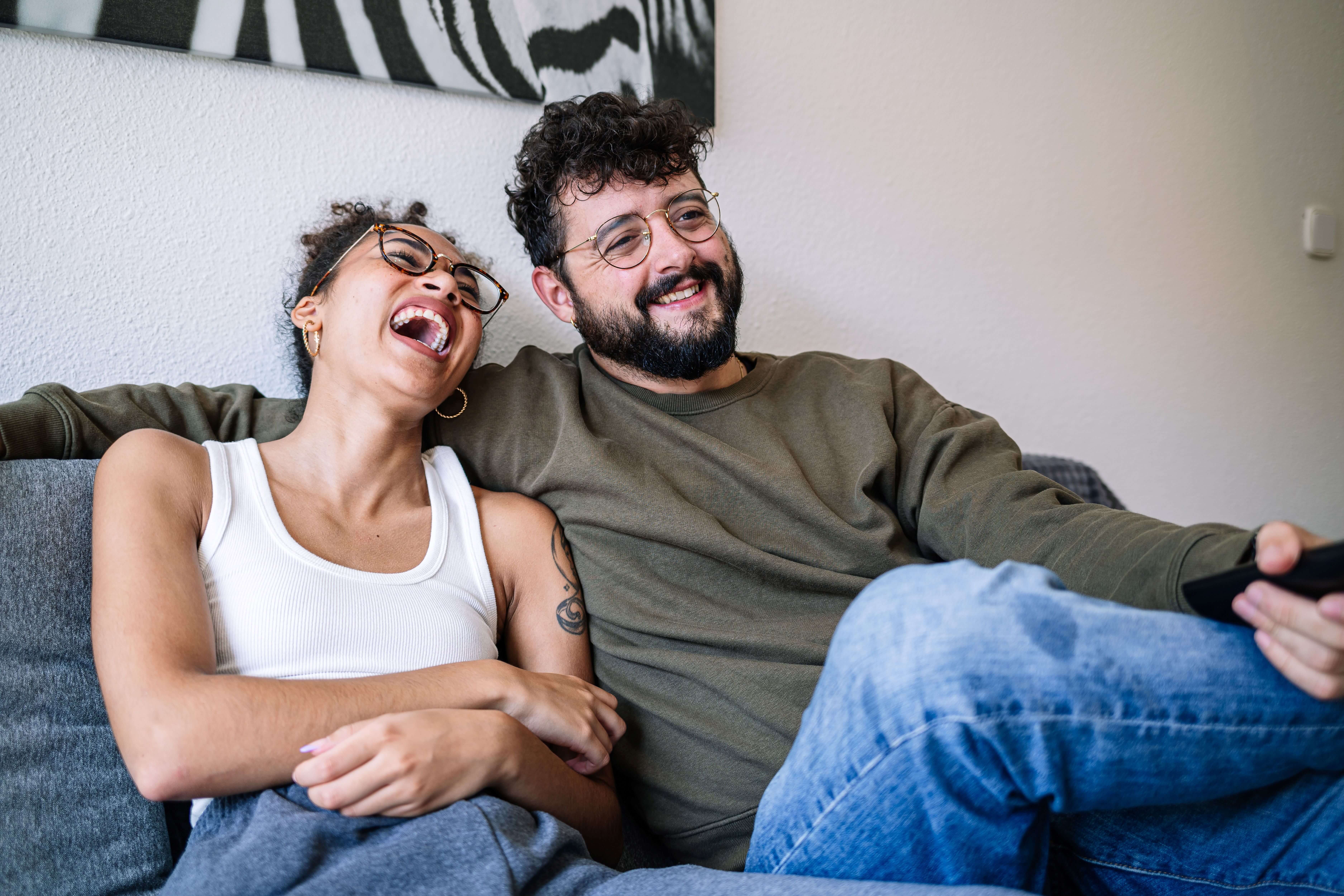  Paar in seiner Wohnung 