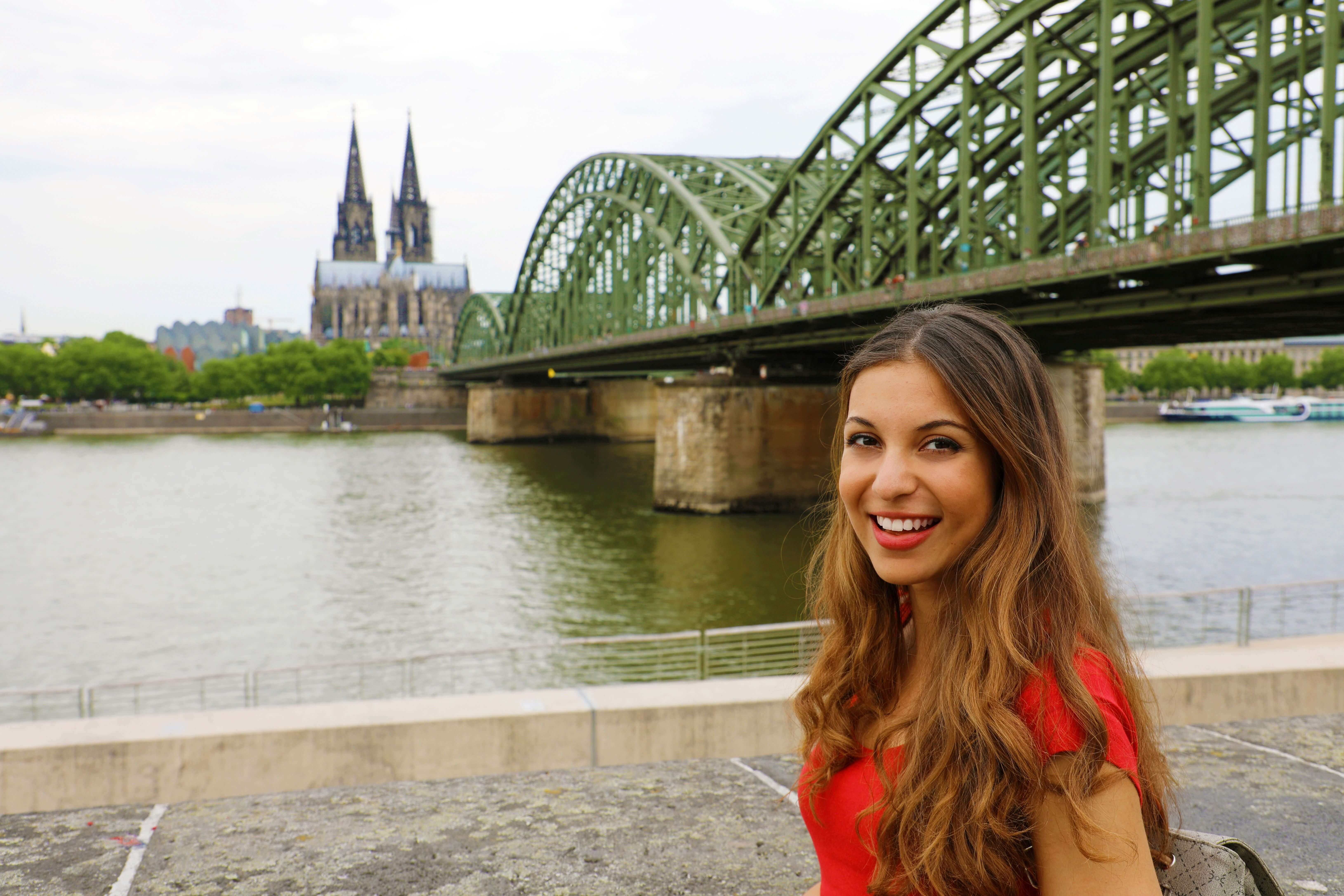  Frau am Rhein im Hintergrund der Dom 
