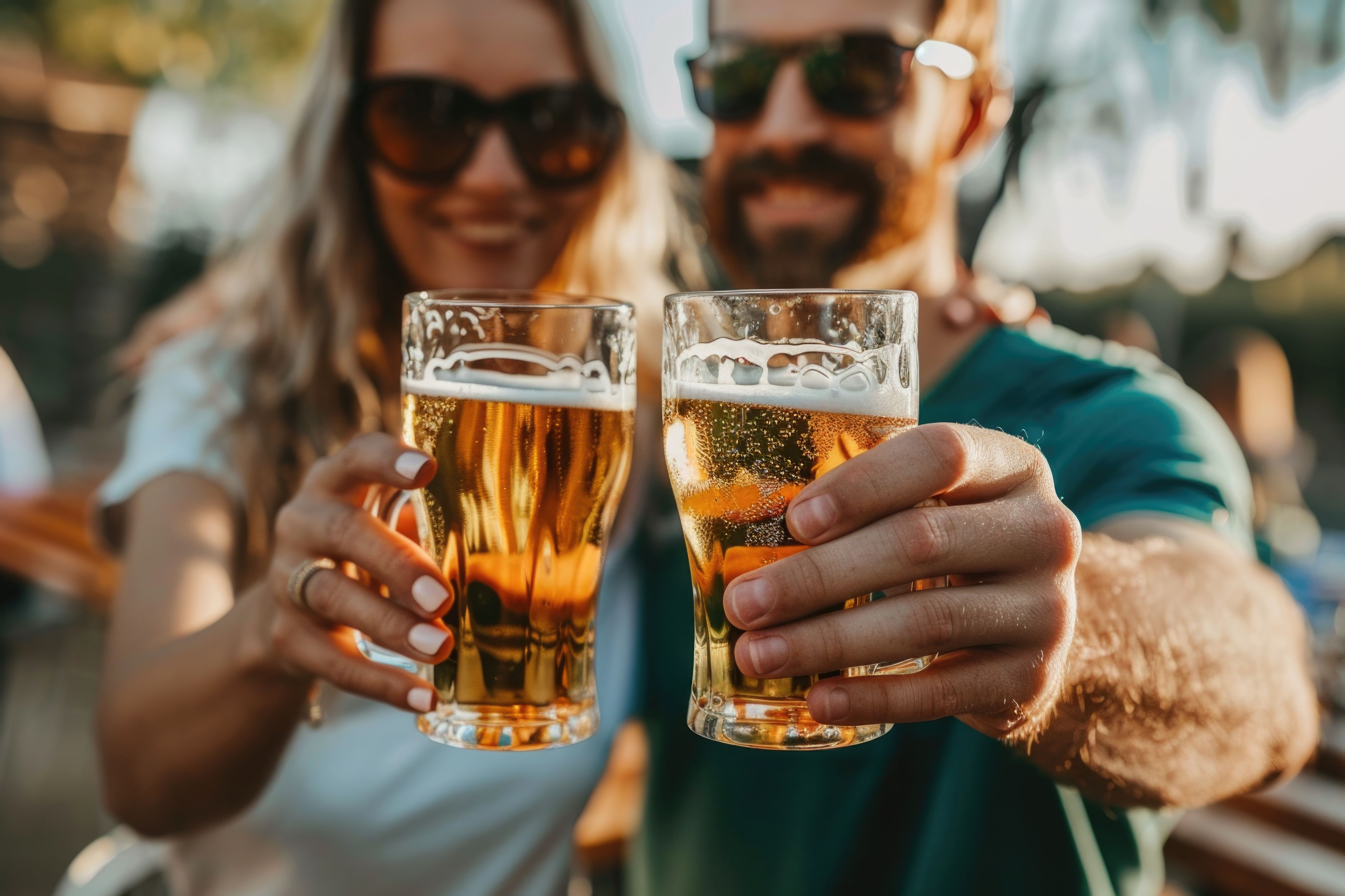  Mann und Frau stoßen an 