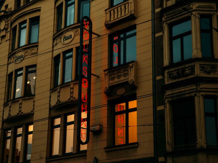 Die Volksbühne am Rudolfplatz, zwischen den Häusern der Aachener Straße.