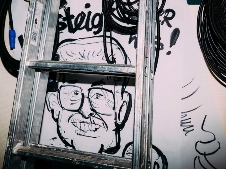 Der Entertainer Jörg Knör zeichnete eine Karikatur von Willy Millowitsch an die Wand der Volksbühne.