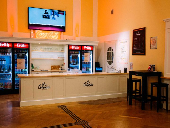 Die Bar Colonia versorgt die Gäste der Volksbühne mit Getränken aus der Region.