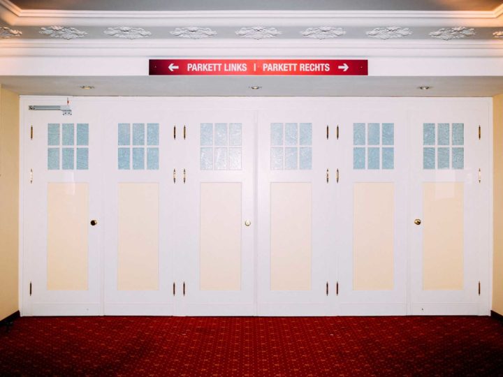 Der Eingang zum Theater. Wie die Kölsch-Band Bläck Fööss es singen würde: Links Eröm - Rächs Eröm.