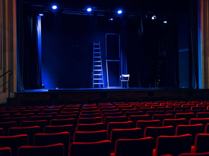 Die Bühne wurde durch die umfangreichen Umbauarbeiten vergrößert und bietet zwei Abgänge.