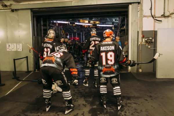 KEC-Spieler warten auf das Spiel