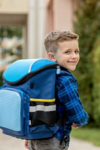 lächelnder Junge mit Schulranzen