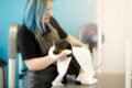 hundefriseurin mit dackel