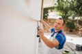 handwerker arbeitet an fassade