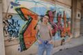 Junge Frau vor Graffiti