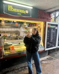 Lisa vor der Kichererbse in Bonn